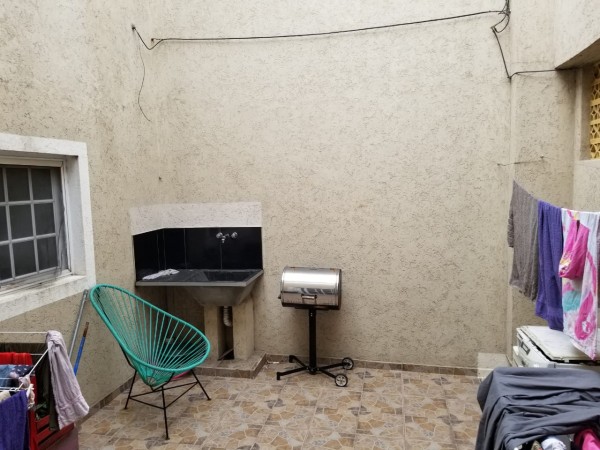 DEPARTAMENTO 3 AMBIENTES CON PATIO, DESARROLLADO EN  2 PLANTAS. EXCELENTE ESTADO.