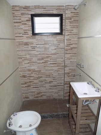 DEPARTAMENTO MONOAMBIENTE AL FRENTE CON BALCON. PISO 2, DTO G, TEMPERLEY.