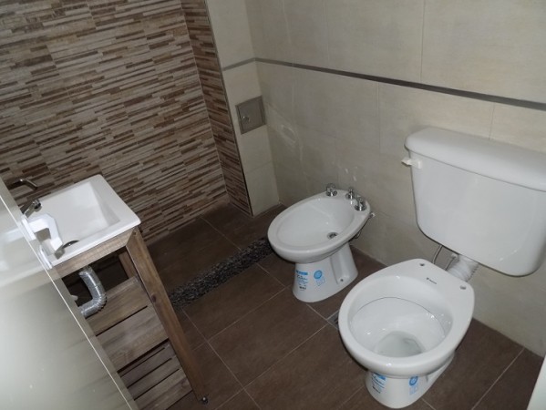 DEPARTAMENTO MONOAMBIENTE EN 2° PISO DTO E, AL FRENTE CON BALCON, TEMPERLEY.