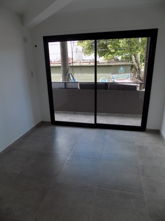 DEPARTAMENTO 2 AMBIENTES EN  PISO 1, DTO A,  CON BALCON AL FRENTE Y COCHERA, TEMPERLEY.