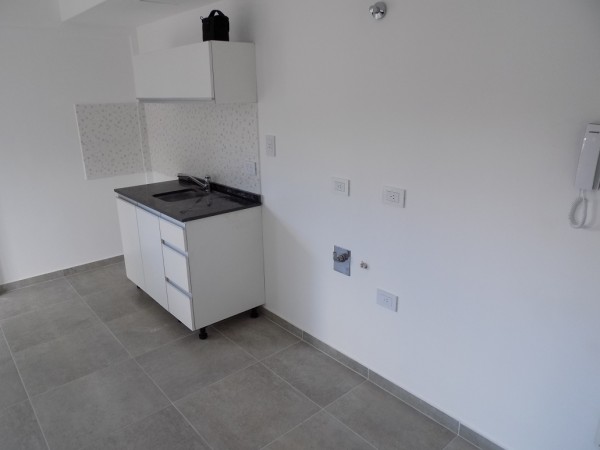 DEPARTAMENTO 2 AMBIENTES EN  PISO 1, DTO A,  CON BALCON AL FRENTE Y COCHERA, TEMPERLEY.