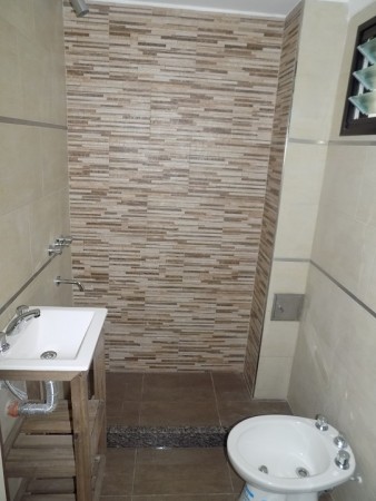 DEPARTAMENTO 2 AMBIENTES EN  PISO 1, DTO A,  CON BALCON AL FRENTE Y COCHERA, TEMPERLEY.