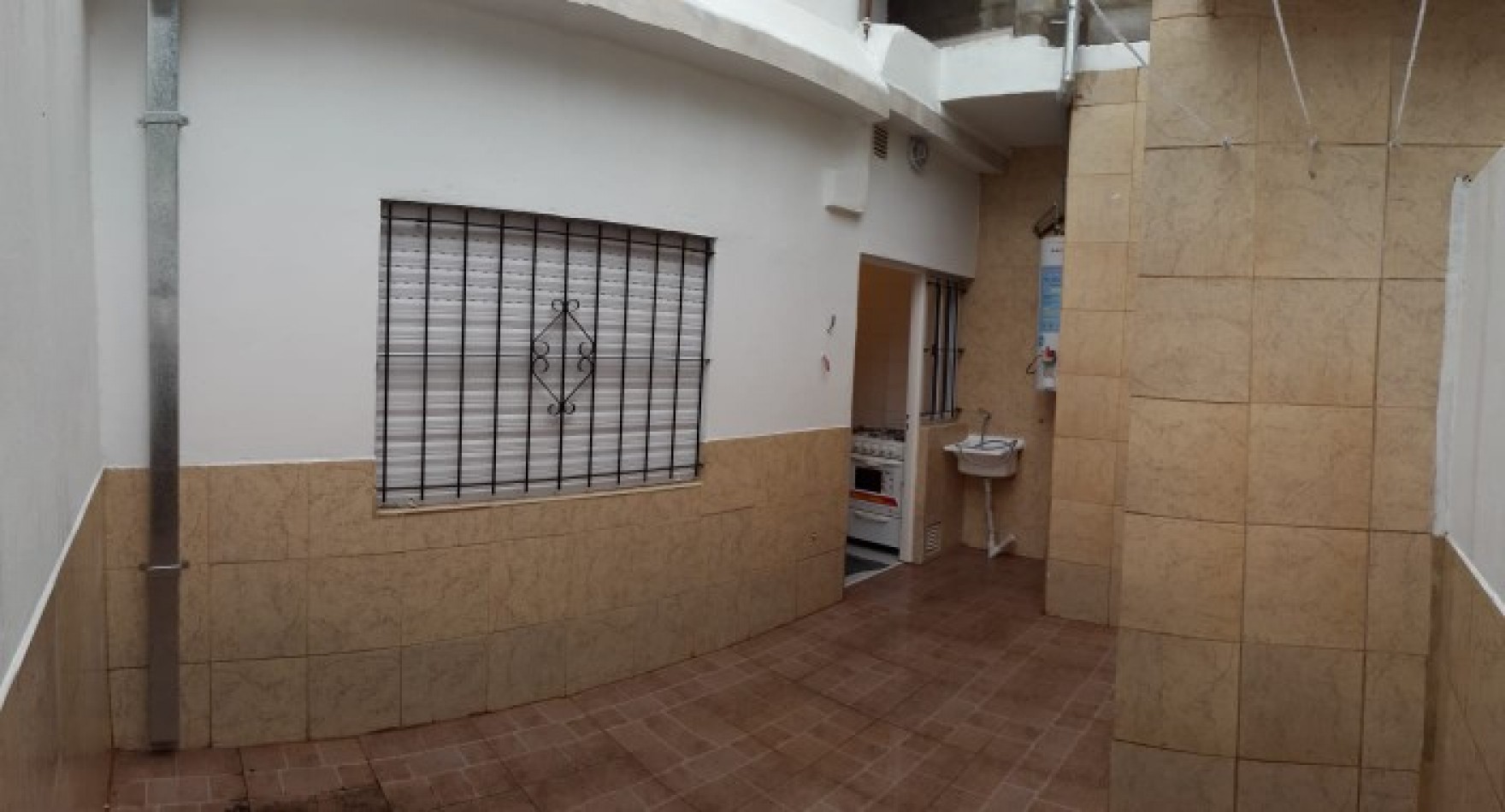 DEPARTAMENTO DE 3 AMBIENTES EN PLANTA BAJA AL FRENTE CON PATIO.73M2. LLAVALLOL.