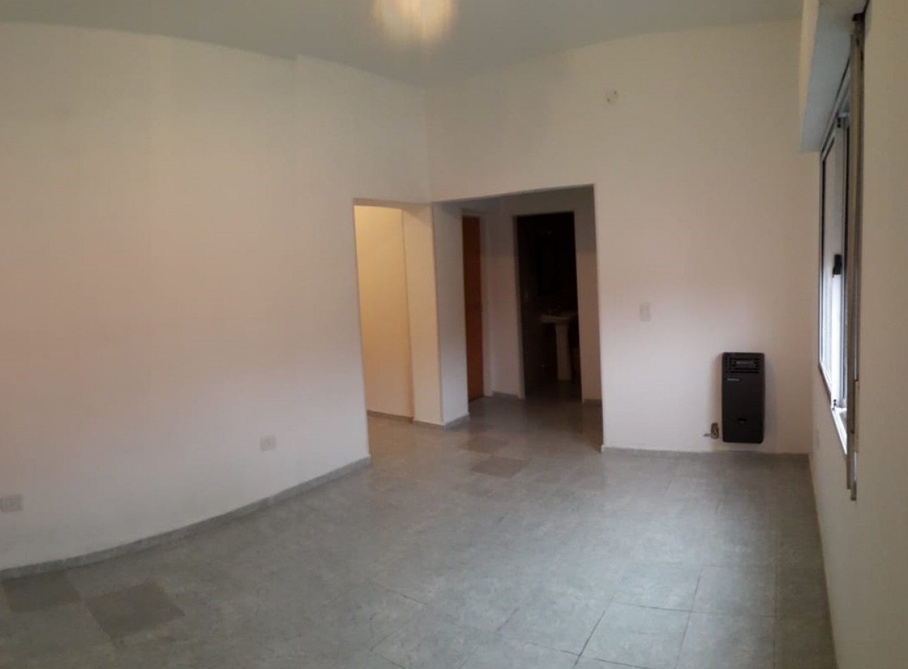 DEPARTAMENTO DE 3 AMBIENTES EN PLANTA BAJA AL FRENTE CON PATIO.73M2. LLAVALLOL.