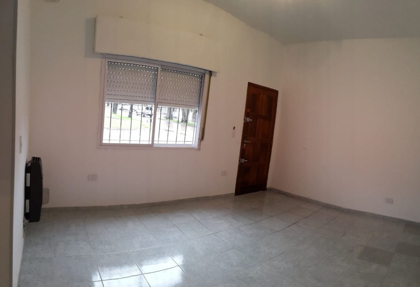 DEPARTAMENTO DE 3 AMBIENTES EN PLANTA BAJA AL FRENTE CON PATIO.73M2. LLAVALLOL.