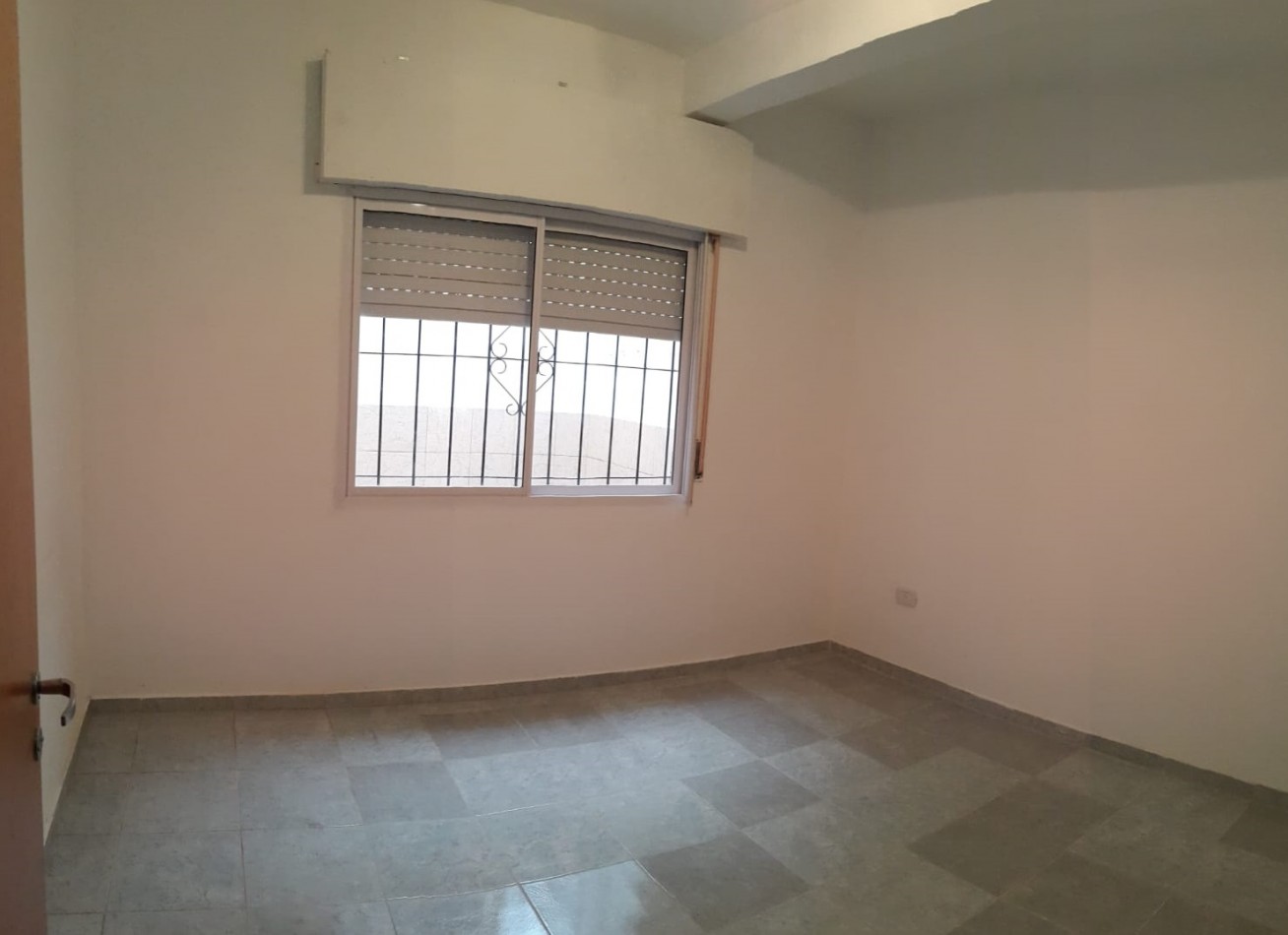 DEPARTAMENTO DE 3 AMBIENTES EN PLANTA BAJA AL FRENTE CON PATIO.73M2. LLAVALLOL.