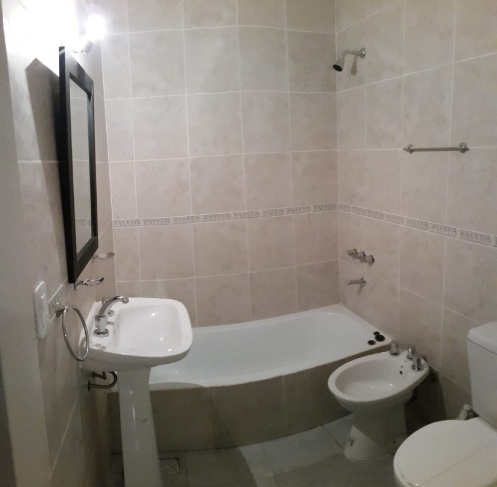 DEPARTAMENTO DE 3 AMBIENTES EN PLANTA BAJA AL FRENTE CON PATIO.73M2. LLAVALLOL.