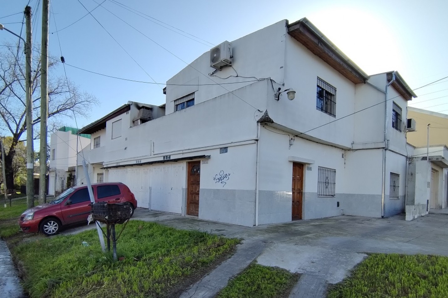 DEPARTAMENTO DE 3 AMBIENTES EN PLANTA BAJA AL FRENTE CON PATIO.73M2. LLAVALLOL.