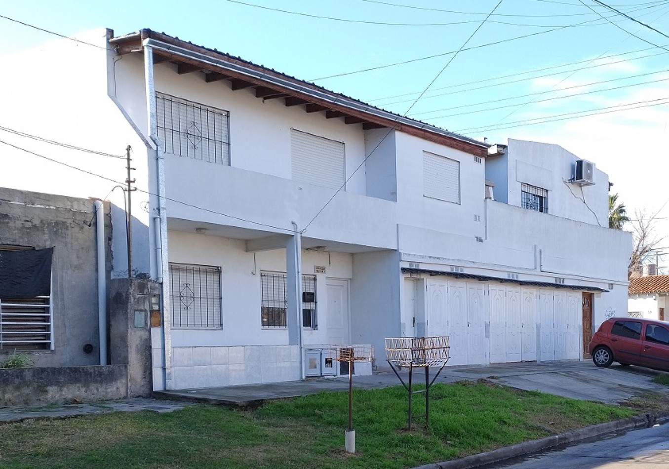 DEPARTAMENTO TIPO CASA DE 3 AMBIENTES EN PRIMER PISO AL FRENTE CON PATIO, BALCON Y COCHERA CUBIERTA. 99M2. LLAVALLOL.
