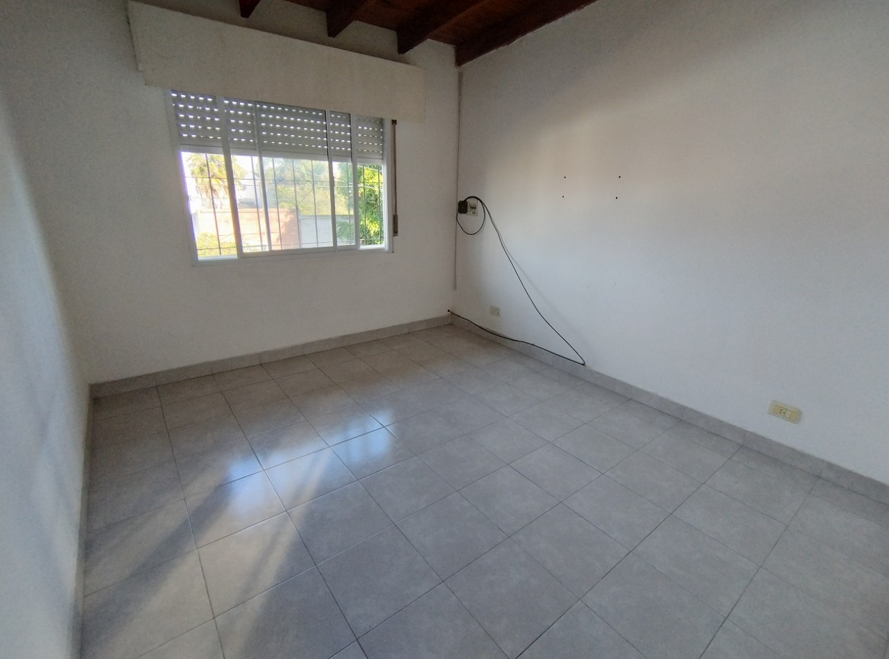 DEPARTAMENTO TIPO CASA DE 3 AMBIENTES EN PRIMER PISO AL FRENTE CON PATIO, BALCON Y COCHERA CUBIERTA. 99M2. LLAVALLOL.