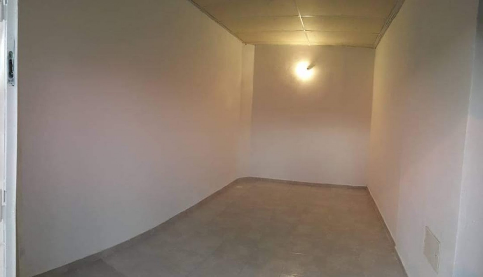 DEPARTAMENTO TIPO CASA DE 3 AMBIENTES EN PRIMER PISO AL FRENTE CON PATIO, BALCON Y COCHERA CUBIERTA. 99M2. LLAVALLOL.