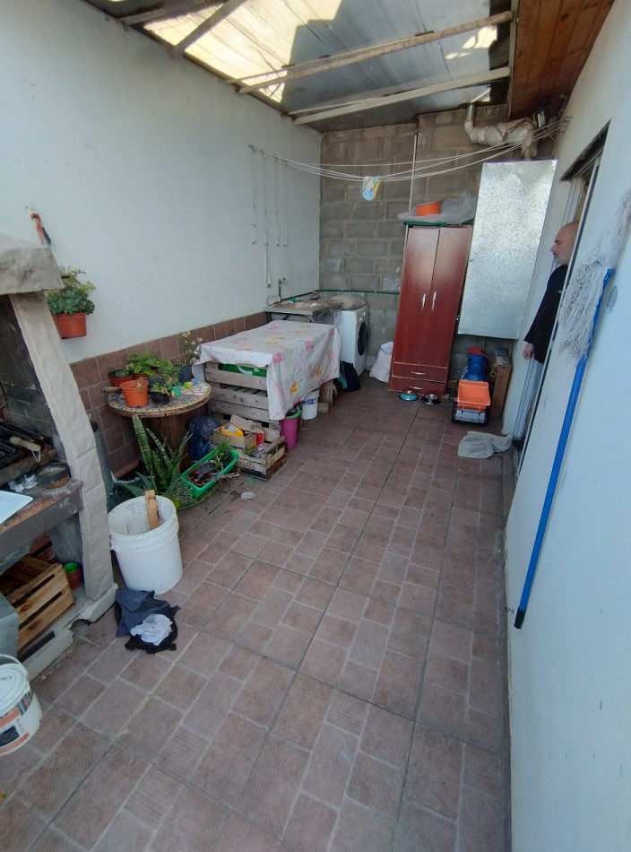 DEPARTAMENTO TIPO CASA DE 3 AMBIENTES EN PRIMER PISO AL FRENTE CON PATIO, BALCON Y COCHERA CUBIERTA. 99M2. LLAVALLOL.
