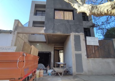 DEPARTAMENTO MONOAMBIENTE EN 1° PISO DTO H CON BALCON AL CONTRA FRENTE Y COCHERA, LOMAS DE ZAMORA.