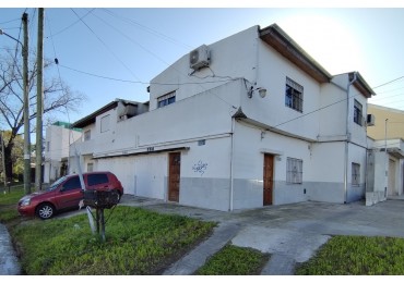 DEPARTAMENTO TIPO CASA DE 3 AMBIENTES EN PRIMER PISO AL FRENTE CON PATIO, BALCON Y COCHERA CUBIERTA. 99M2. LLAVALLOL.