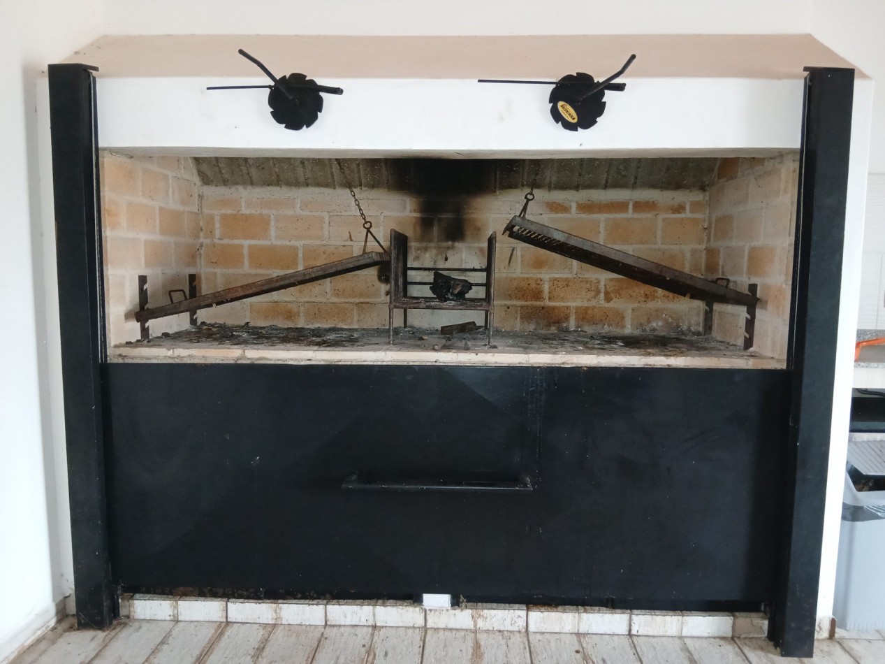 QUINTA c/ SALON, PILETA y PARRILLA